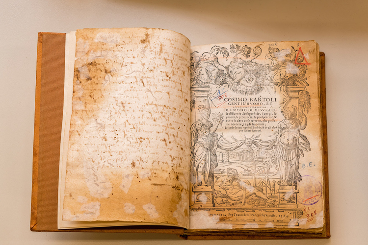 Pyrgos Central Public Library 15