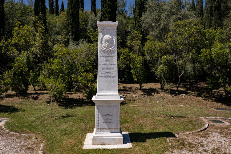 Pierre de Coubertin Grove - Monument